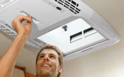 Dometic FreshLight 2200 Dachklimaanlage Mit Dachfenster 11 Dometic FreshLight 2200 Dachklimaanlage Mit Dachfenster -Reich || Truma || Dometic Verkaufsgeschäft 238586 2384365